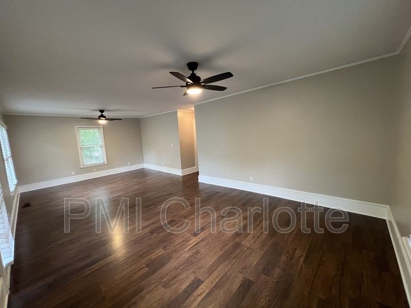 1525 Browns Ave - Photo 6 of 21