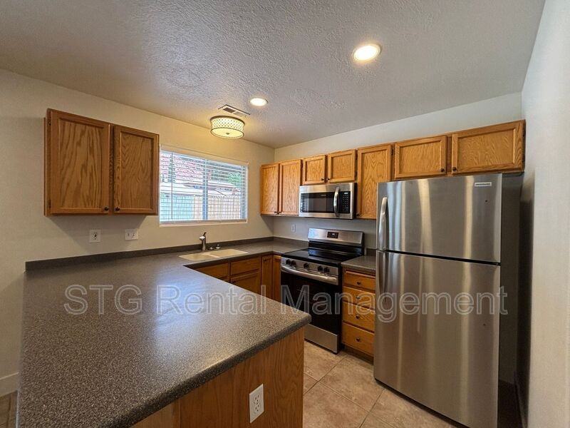 696 Nw #B - Photo 3 of 24