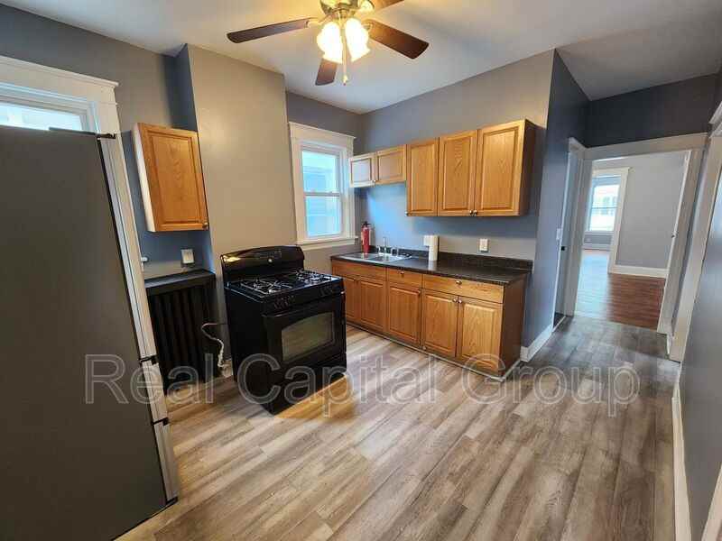 37 Hurlbut St - Photo 5 of 14