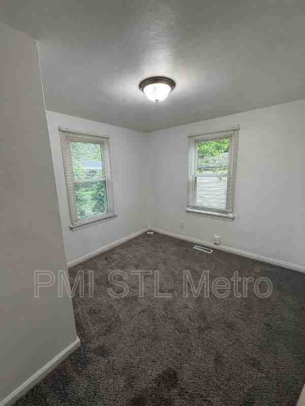 240 Reasor Dr - Photo 5 of 9
