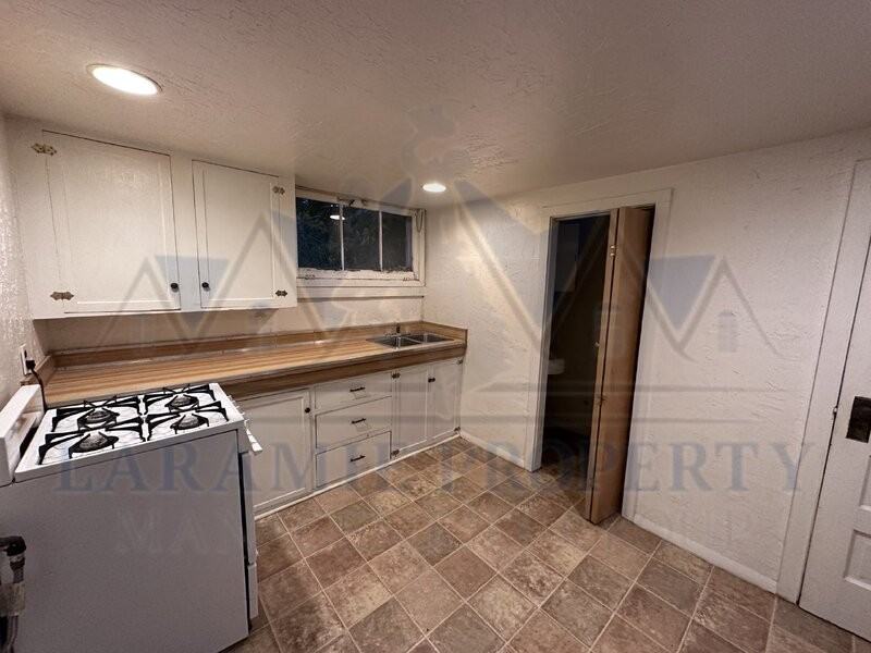 912 E Park Ave - Photo 3 of 12