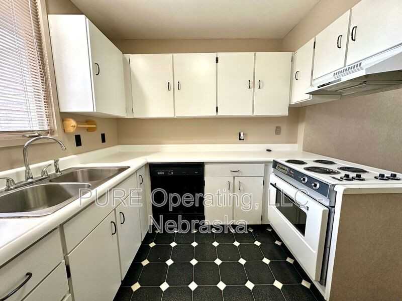 1631 N 109th Plz - Photo 3 of 36