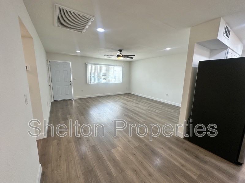 10806 W Camelot Cir - Photo 2 of 18