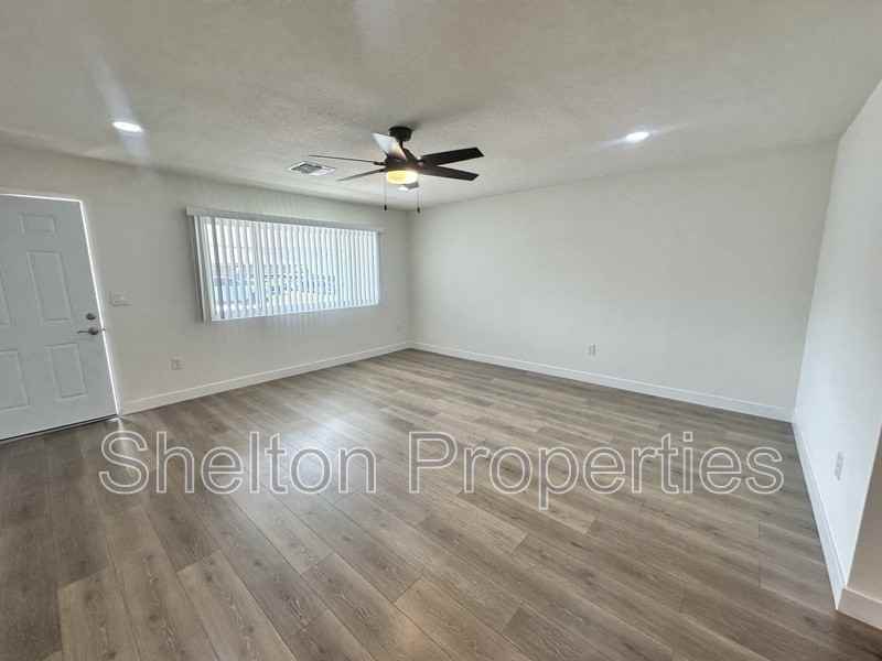 10806 W Camelot Cir - Photo 3 of 18