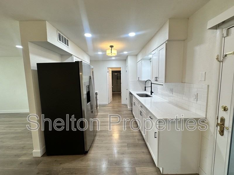 10806 W Camelot Cir - Photo 4 of 18