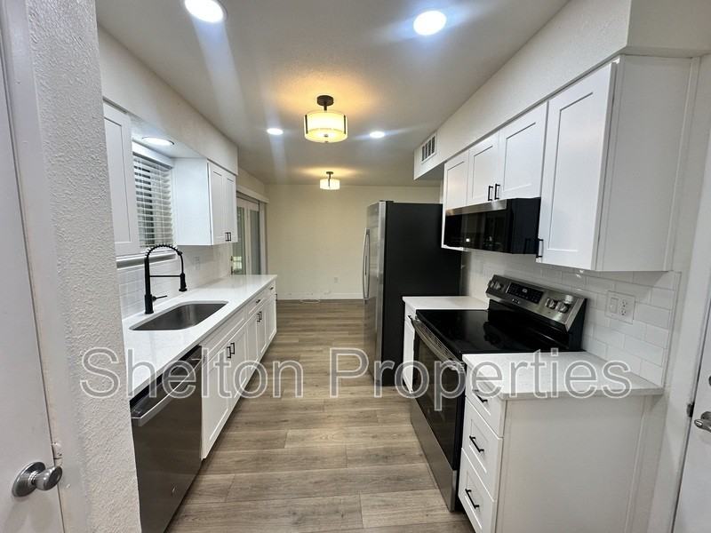 10806 W Camelot Cir - Photo 5 of 18