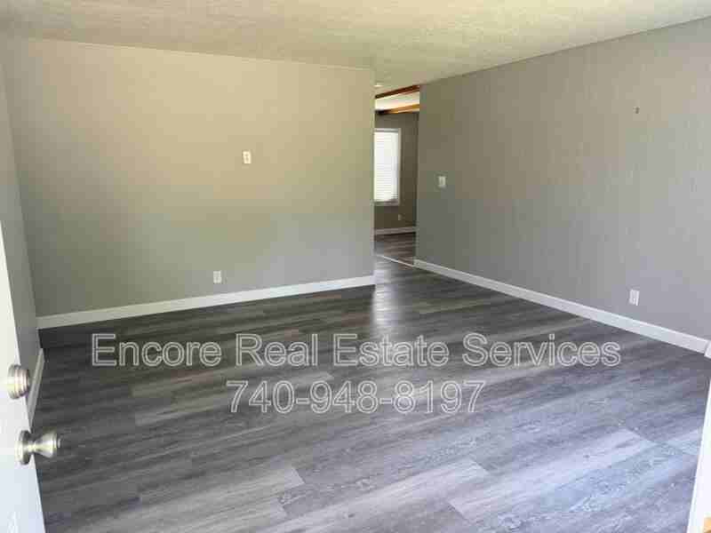 285 Parkview Dr - Photo 2 of 18