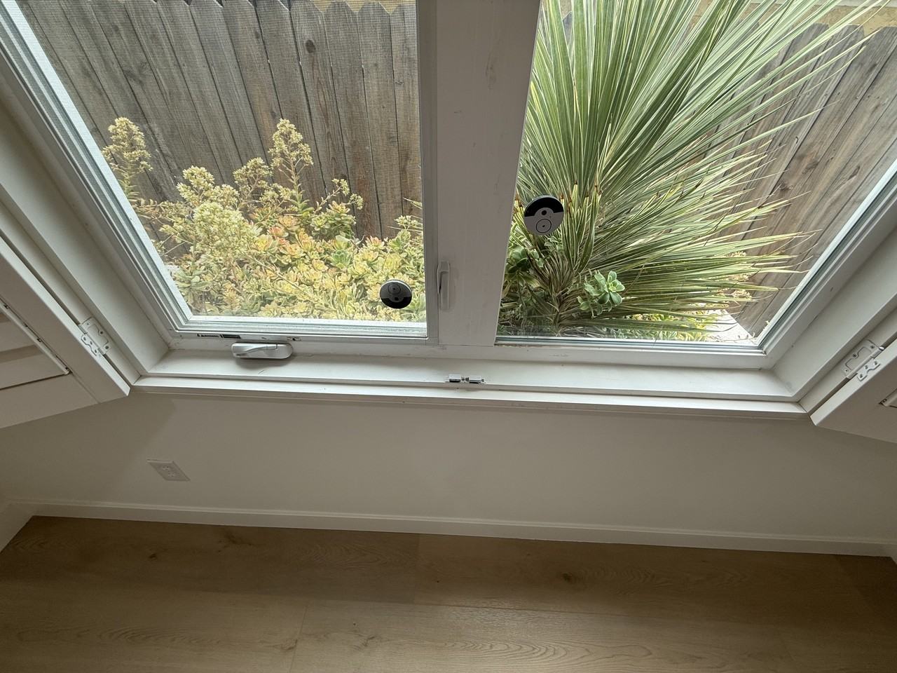 3 + 2 + RARE 3 CAR PARKING IN HIGH DEMAND EAST HOLLYWOOD LOCATION - Photo 4 of 26