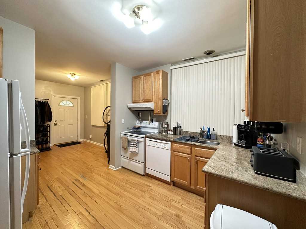 3650 W George St #1F - Photo 3 of 21