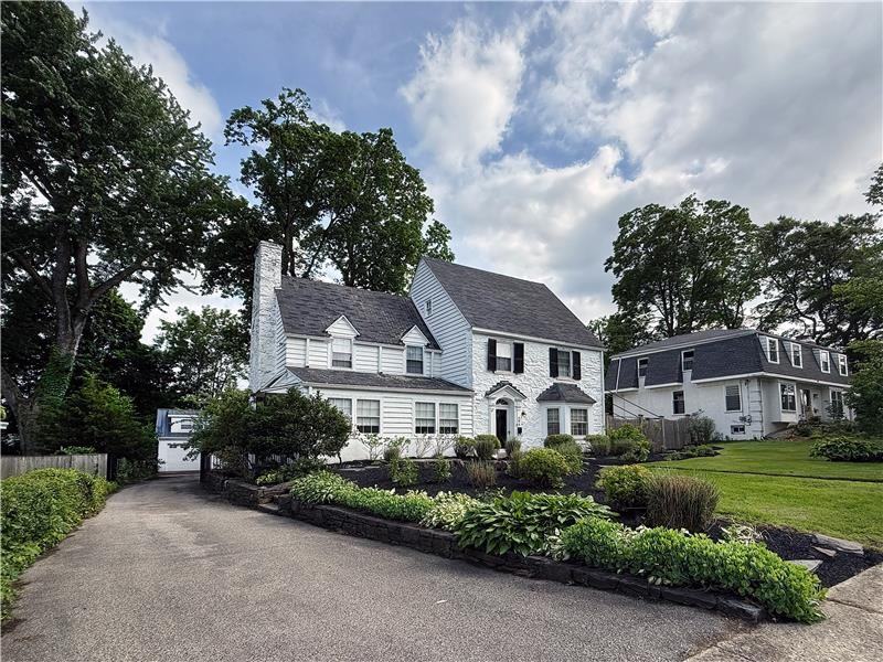 195 Midfield Rd - Photo 2 of 26