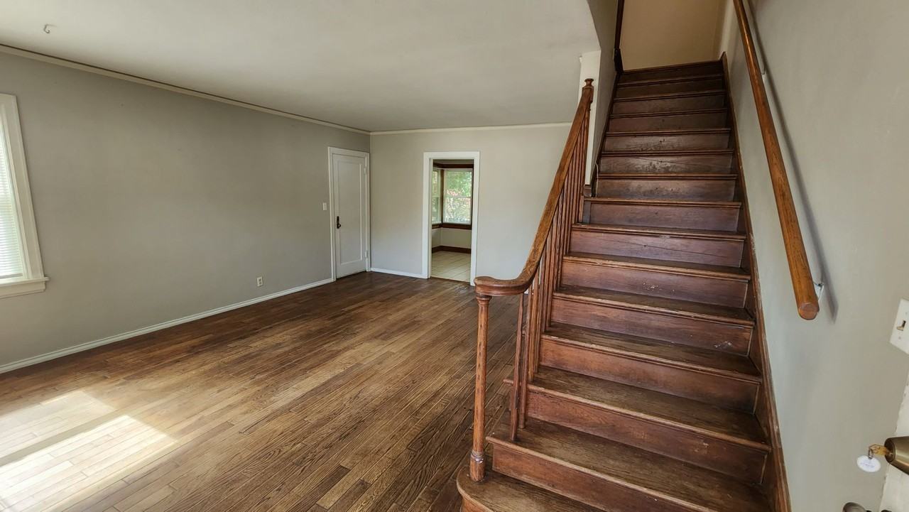 112 E Maple St - Photo 2 of 6