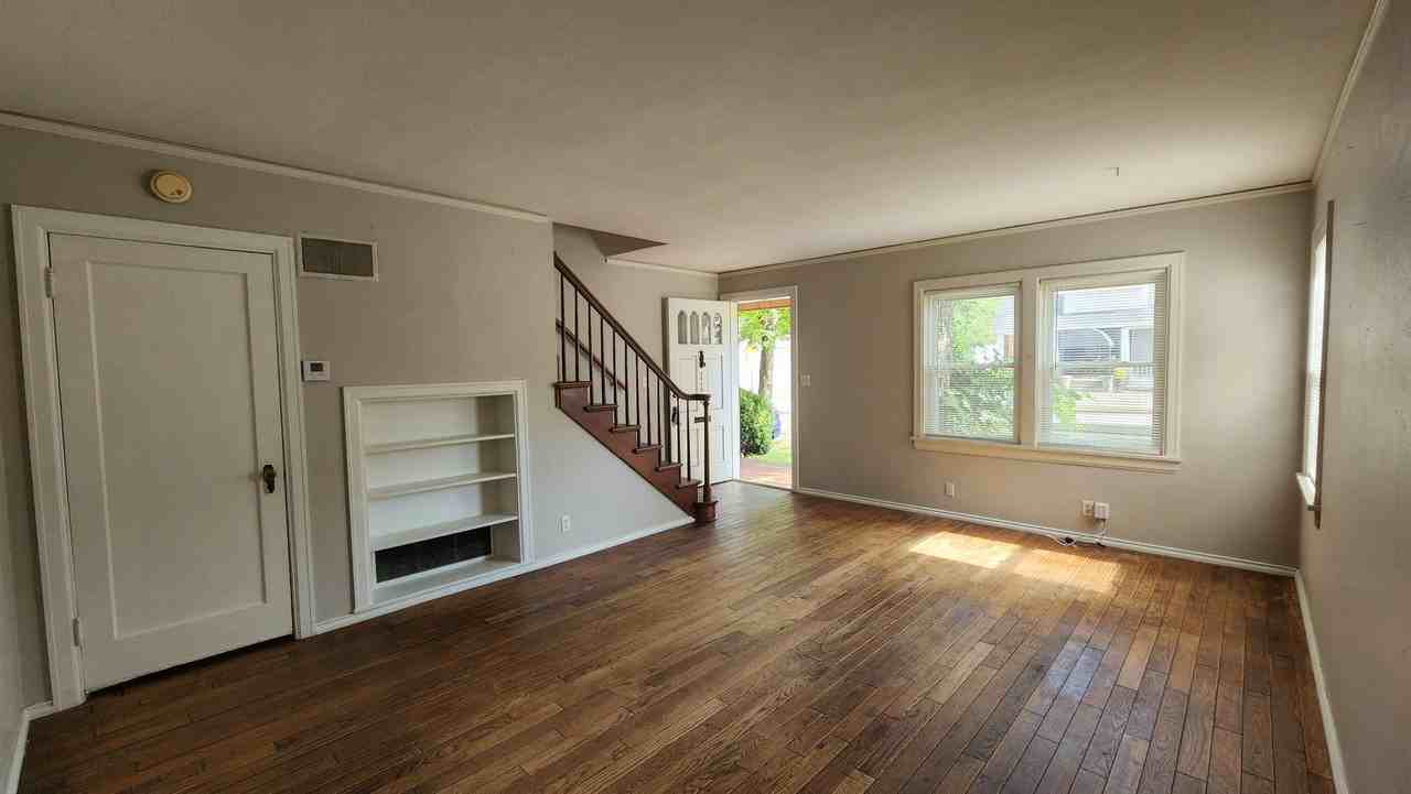112 E Maple St - Photo 3 of 6