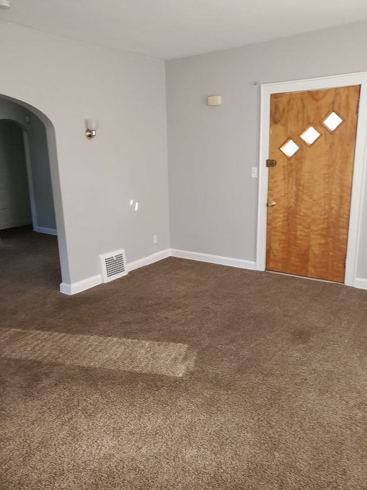 618 Young Ave Ne - Photo 3 of 14