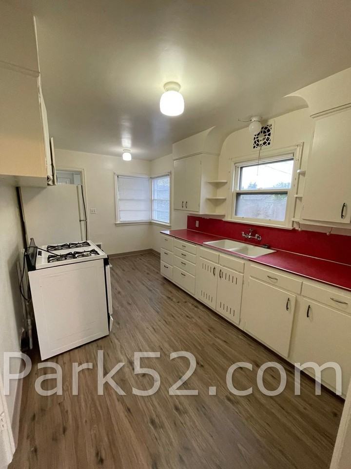 1002 S Oakes St - Photo 7 of 20