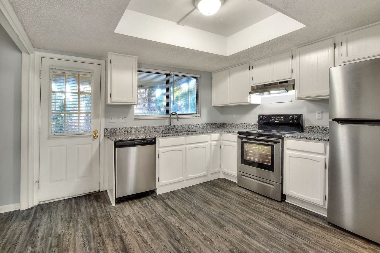 1866 Avenue Q Sw - Photo 2 of 21