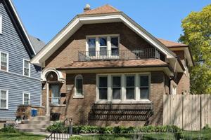 featured image of 1818 E Newberry Blvd
