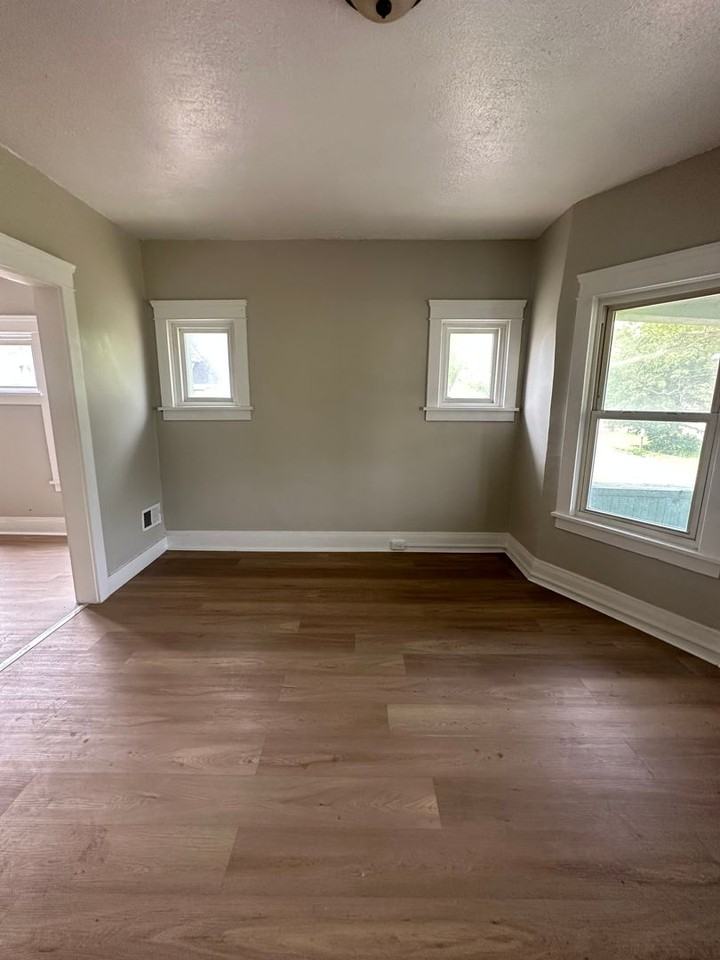 1185 E 123rd St #3 - Photo 3 of 7
