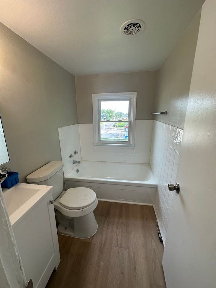 1185 E 123rd St #3 - Photo 4 of 7