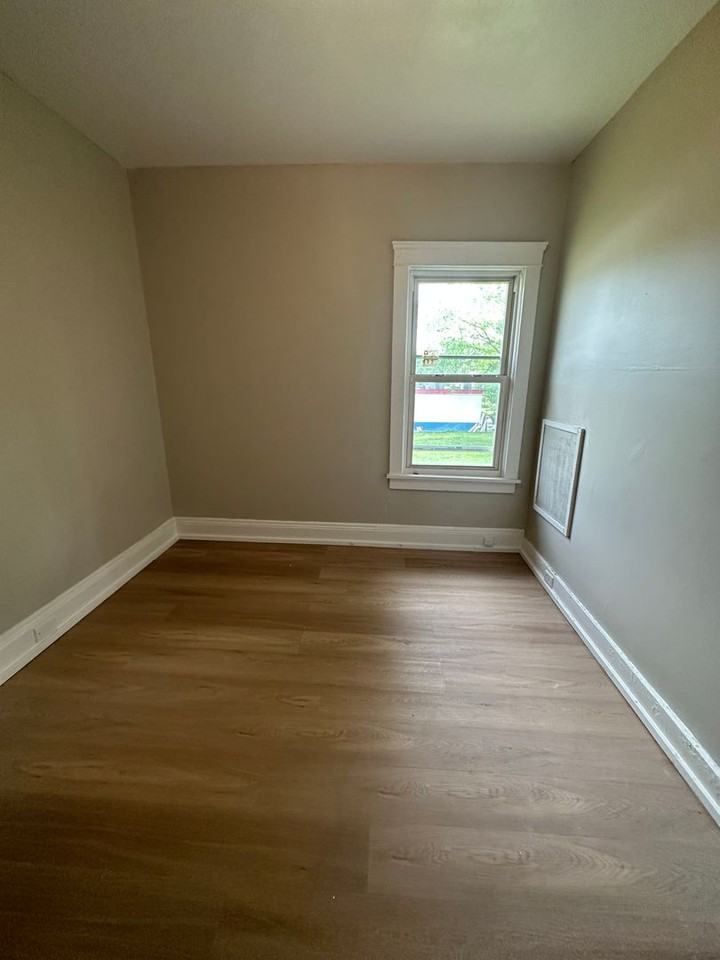 1185 E 123rd St #3 - Photo 6 of 7