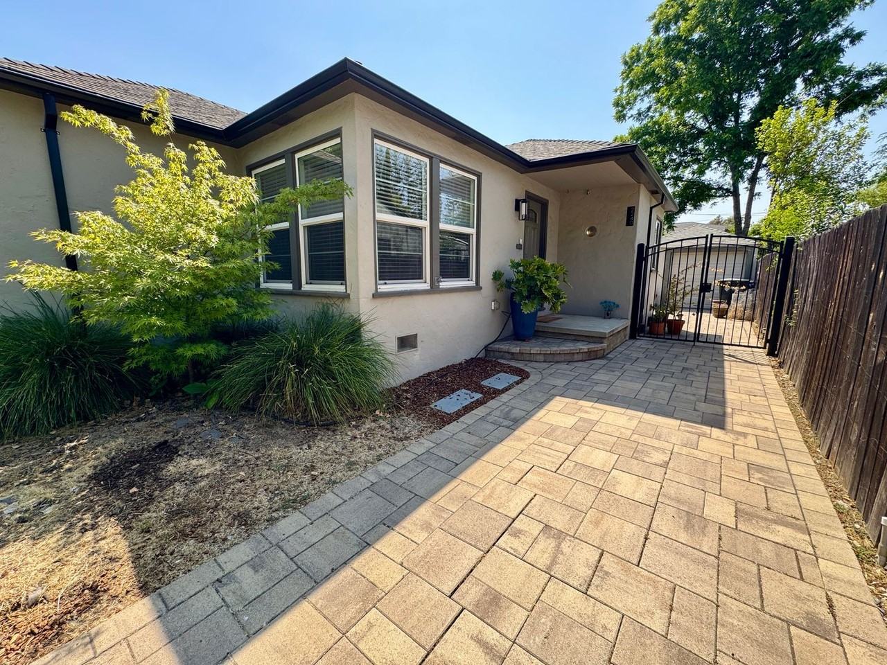 2240 33rd St - Photo 2 of 32