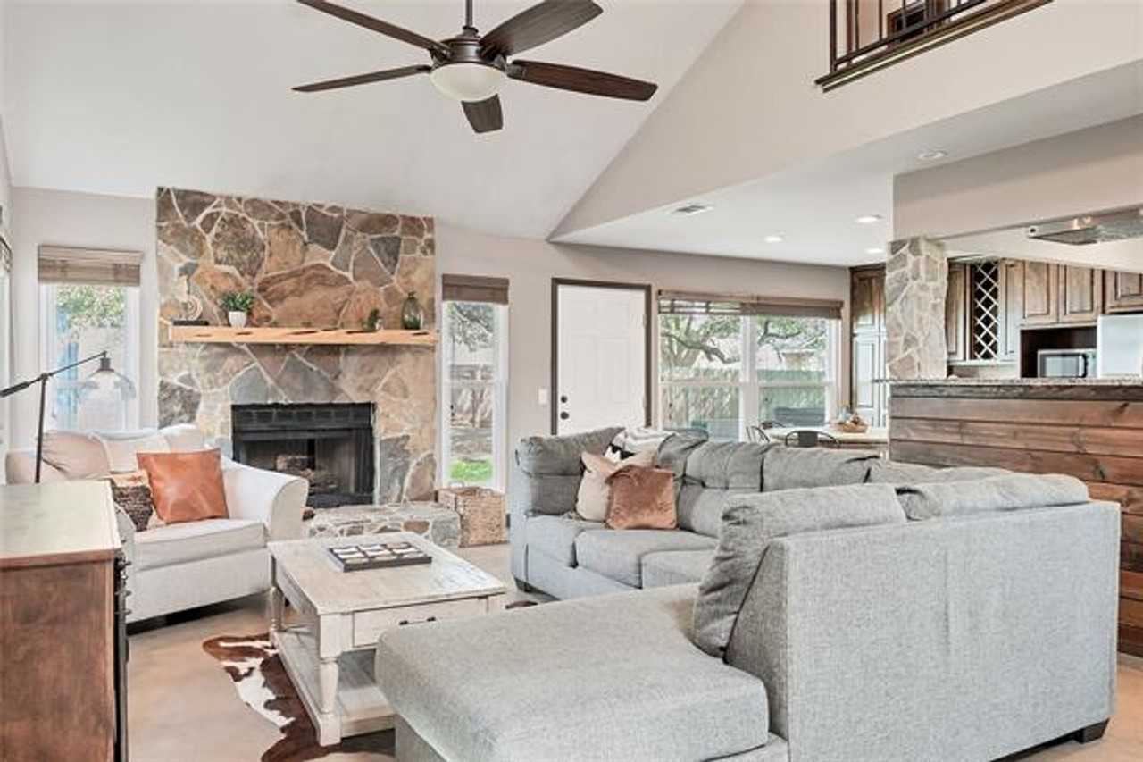 901 Oakcrest Cir - Photo 3 of 34