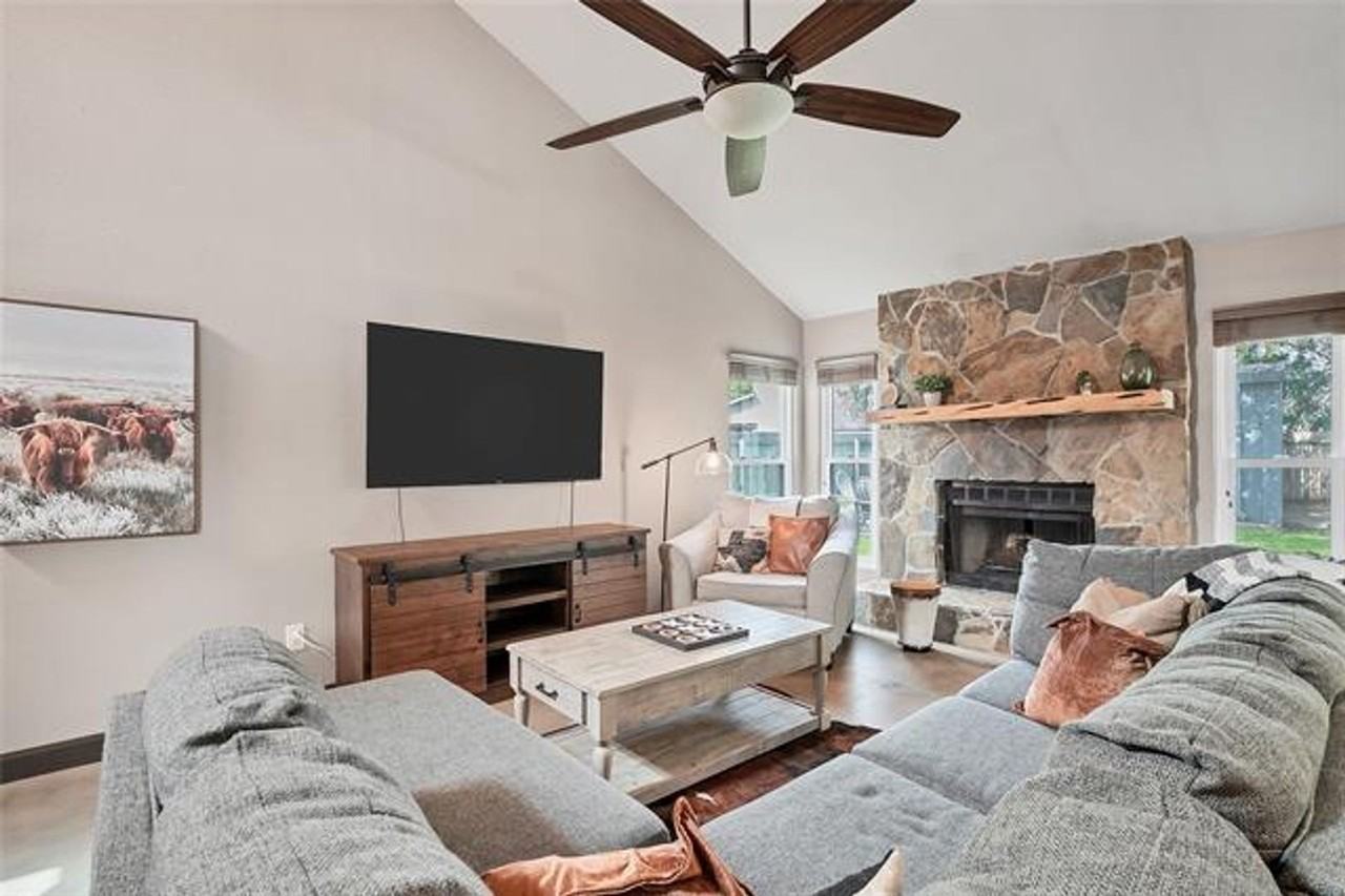 901 Oakcrest Cir - Photo 4 of 34