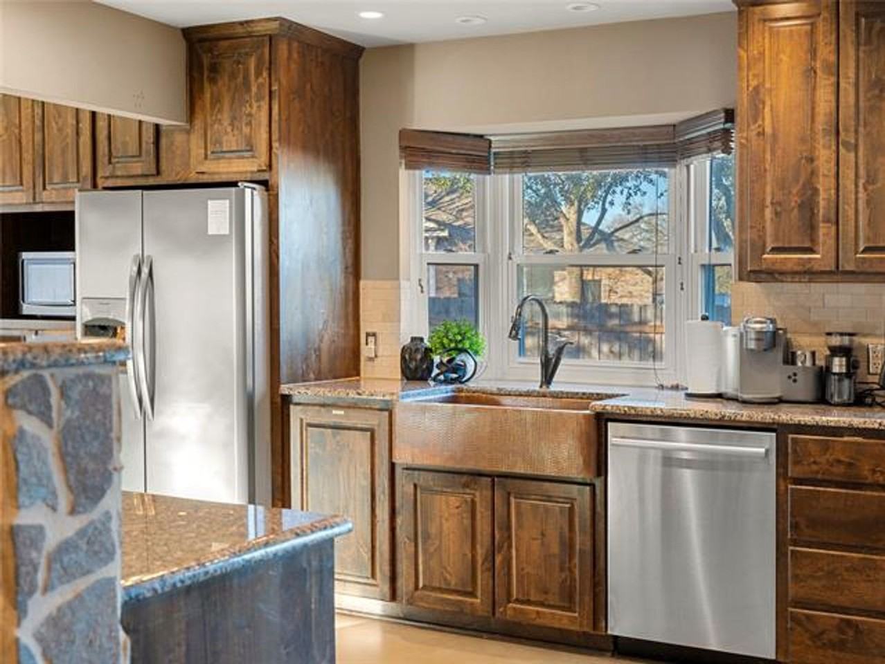 901 Oakcrest Cir - Photo 6 of 34