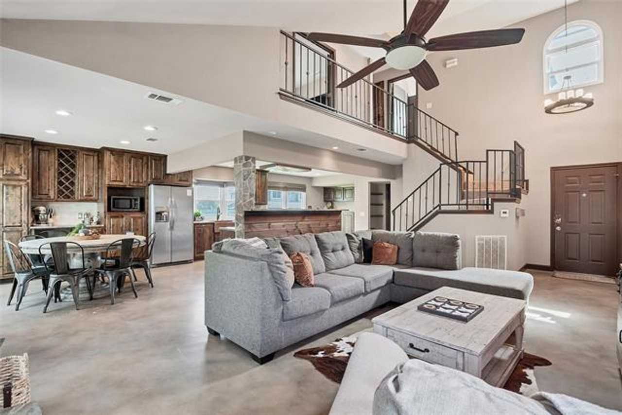 901 Oakcrest Cir - Photo 7 of 34