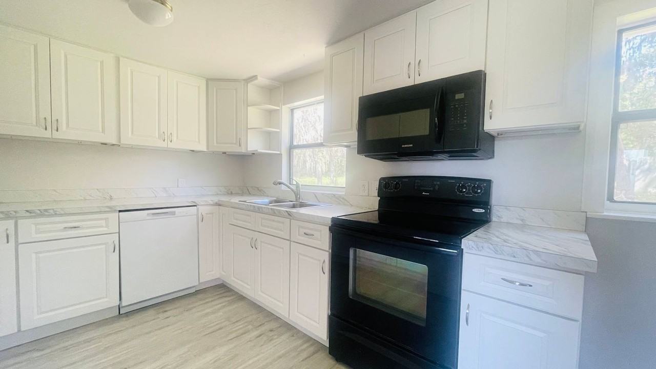 703 Gotts Rd - Photo 5 of 18