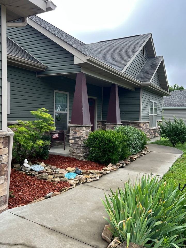 903 Oxford Dr - Photo 2 of 18