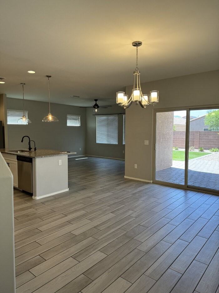 918 E Prairie Field Ln - Photo 2 of 15