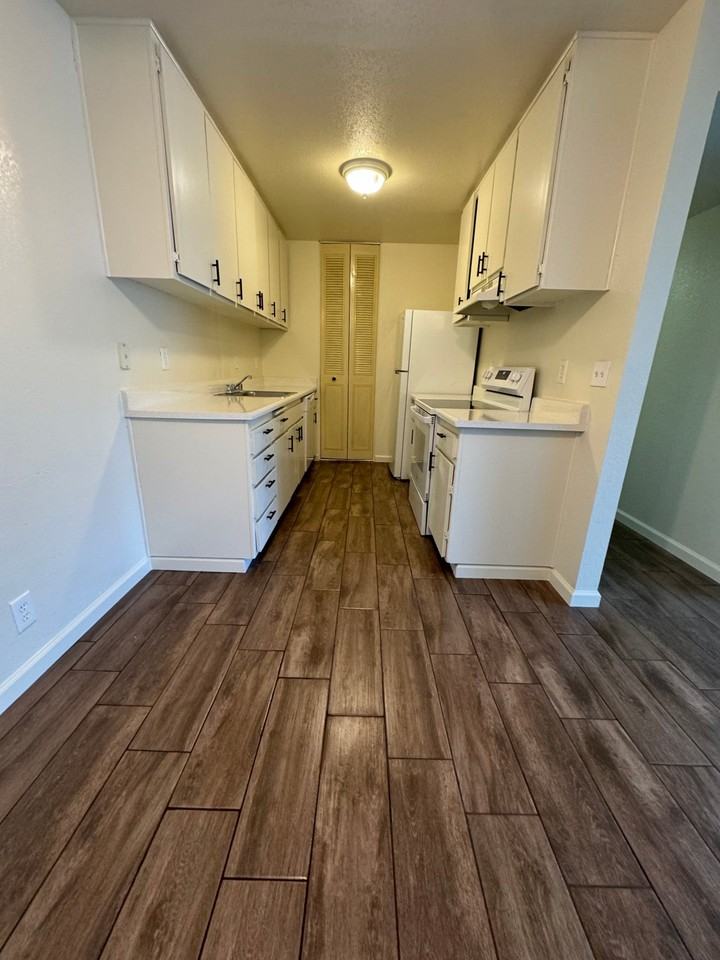 645 Queens Ave - Photo 2 of 9