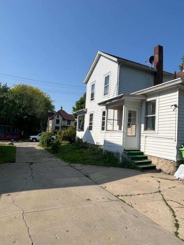 316 E 3rd St #1 - Photo 3 of 8