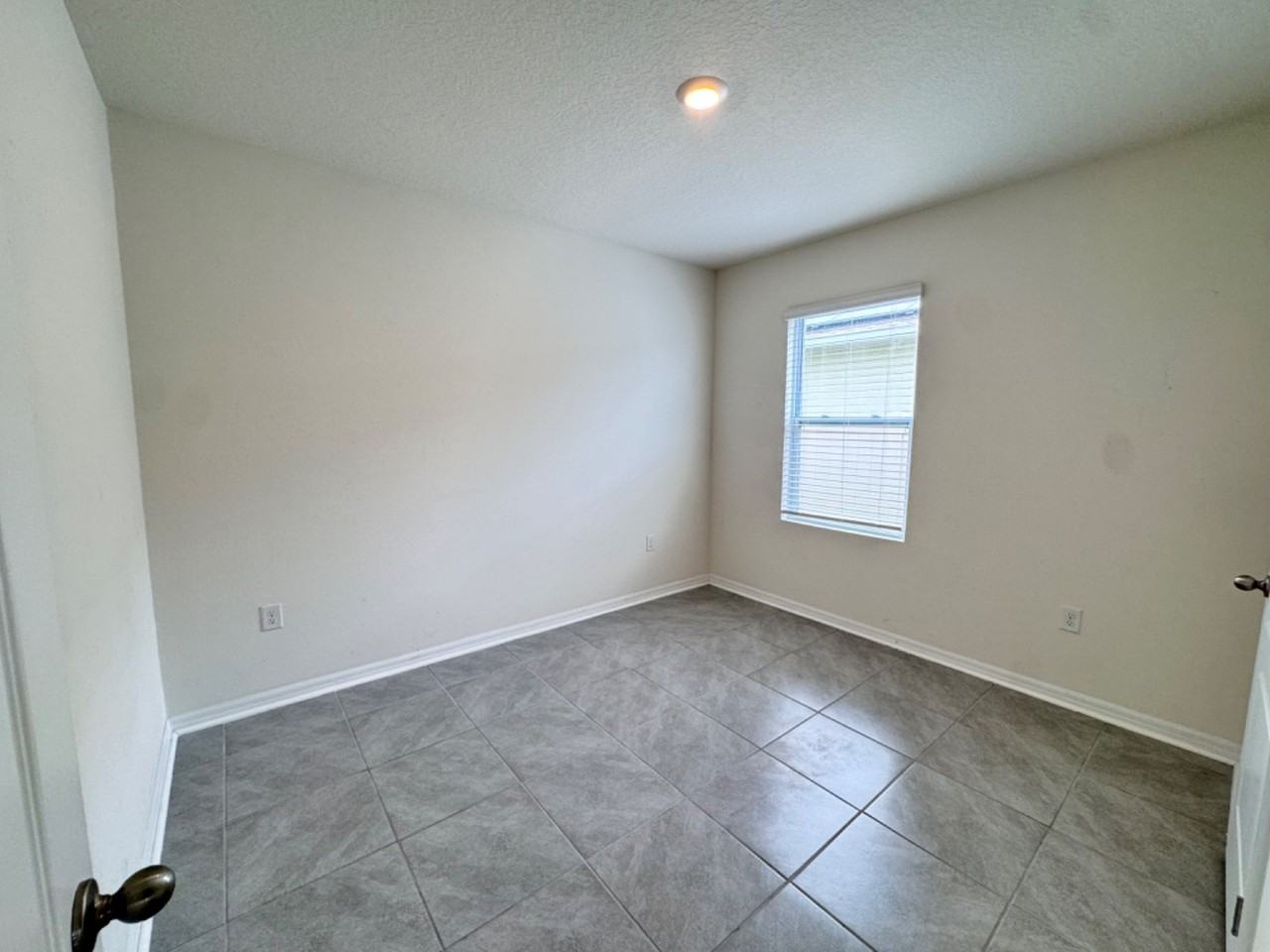 325 Meadowbrook Blvd - Photo 7 of 11