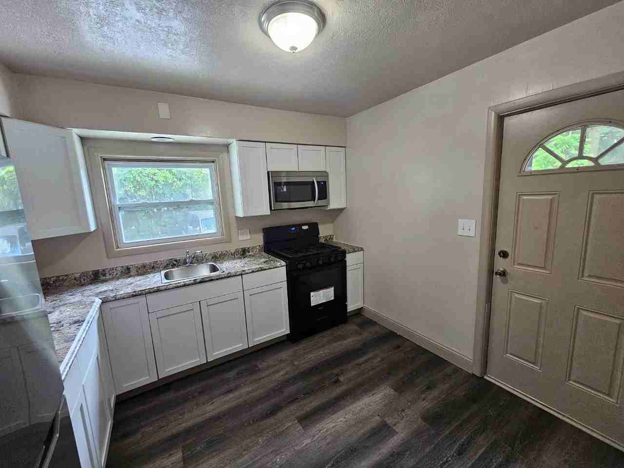 905 Berwin St - Photo 2 of 10