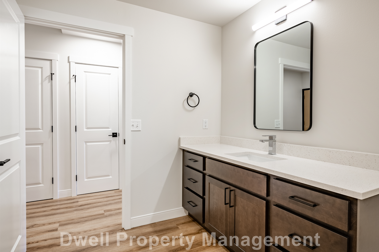 1100 North Forest Street - Photo 7 of 34