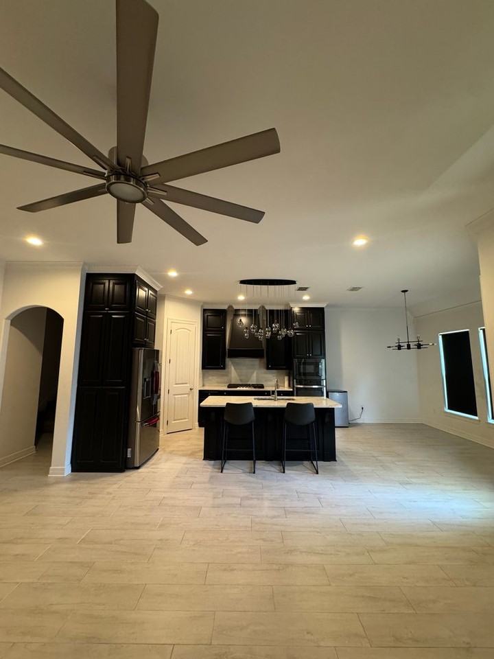 1142 Green Wood Cir - Photo 3 of 22