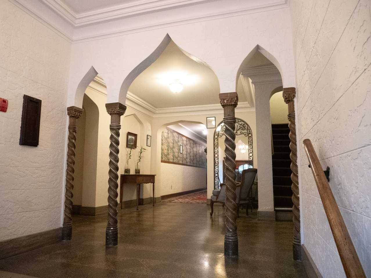 De Selm Apartments | Vintage Architecture with Fresh Modern Interiors - Photo 4 of 30