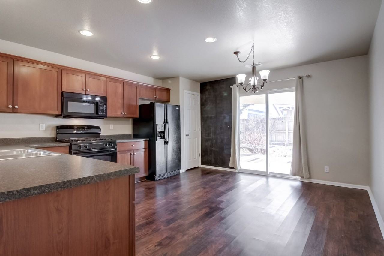 5514 Lewiston St - Photo 5 of 45
