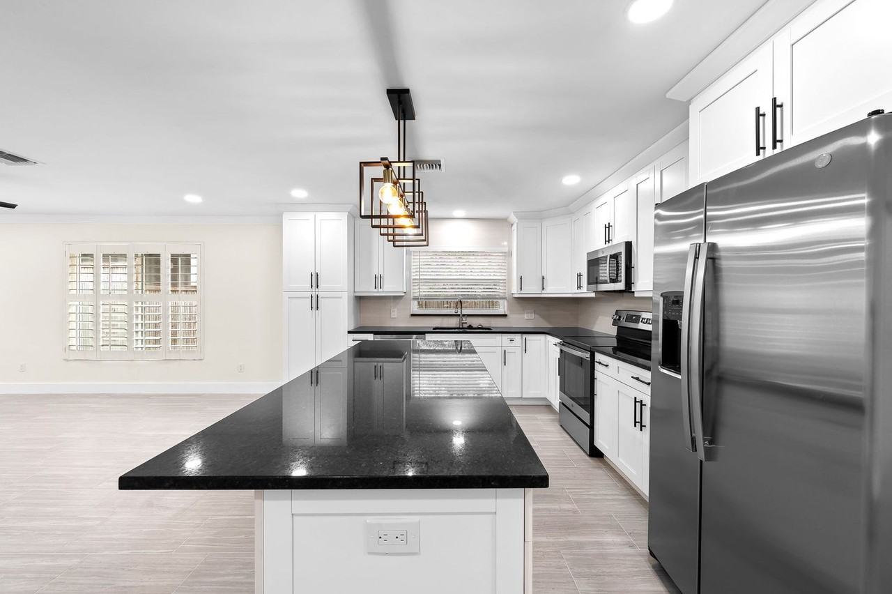 548 93rd Ave N - Photo 6 of 30