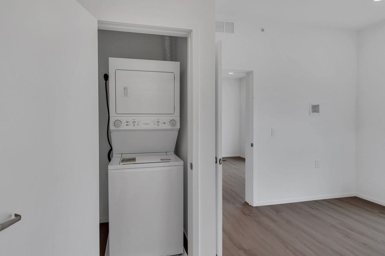 Modern 1 Bedroom/ 1 Bath Apartment, minutes to Downtown and Germantown, Washer/Dryer, Off Street Parking - Photo 4 of 7