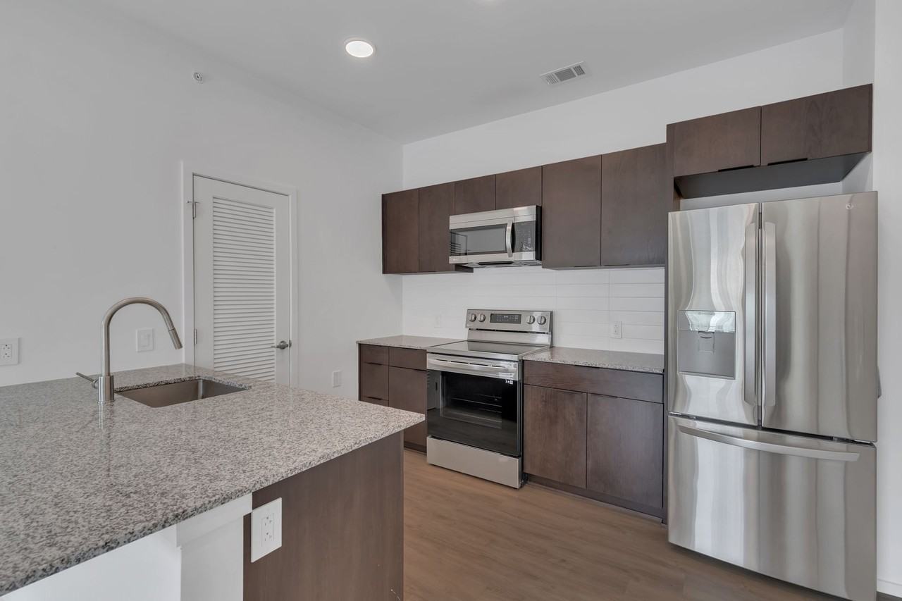 Modern 1 Bedroom/ 1 Bath Apartment, minutes to Downtown and Germantown, Washer/Dryer, Off Street Parking - Photo 6 of 7