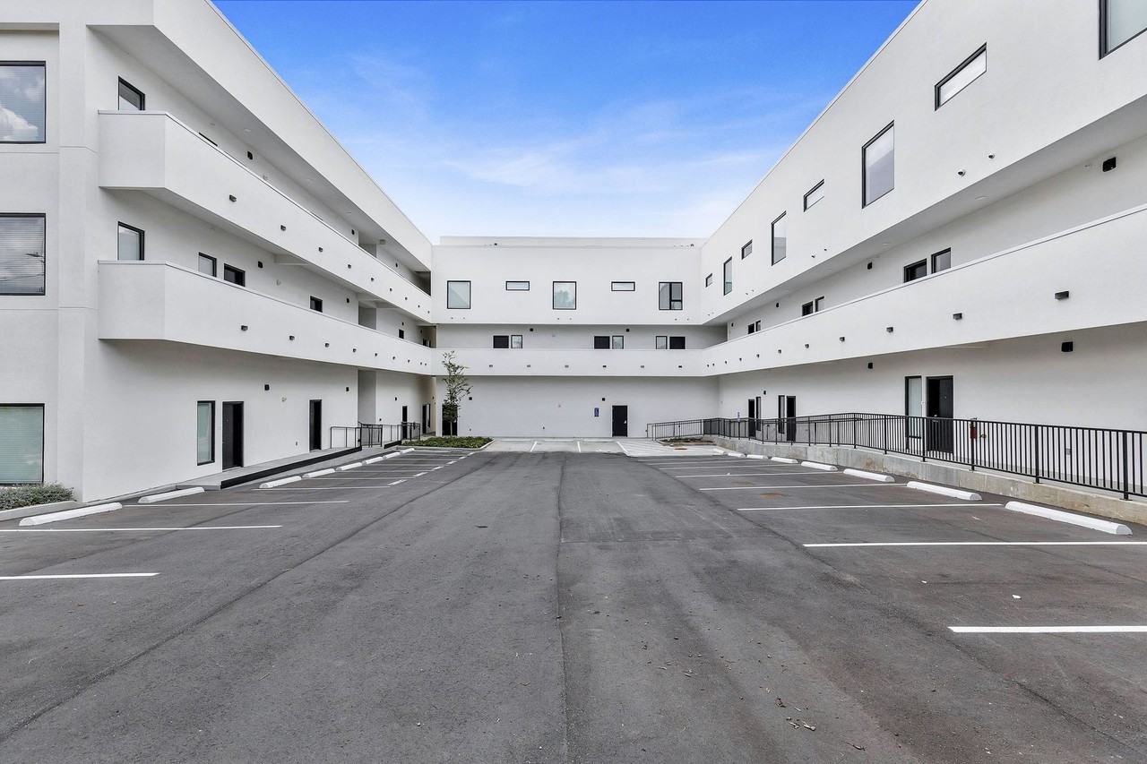 Modern 1 Bedroom/ 1 Bath Apartment, minutes to Downtown and Germantown, Washer/Dryer, Off Street Parking - Photo 7 of 7