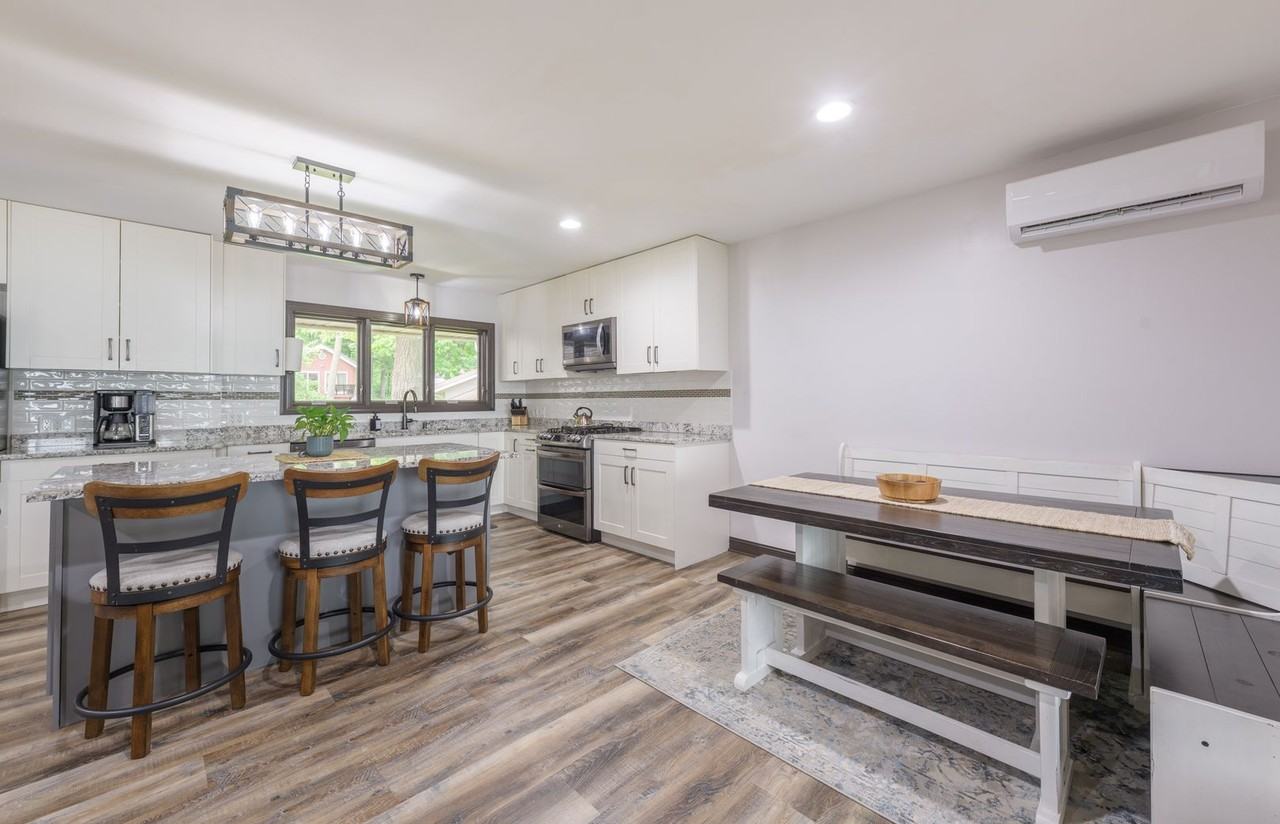 9835 Bonnie Glen Pkwy - Photo 3 of 50