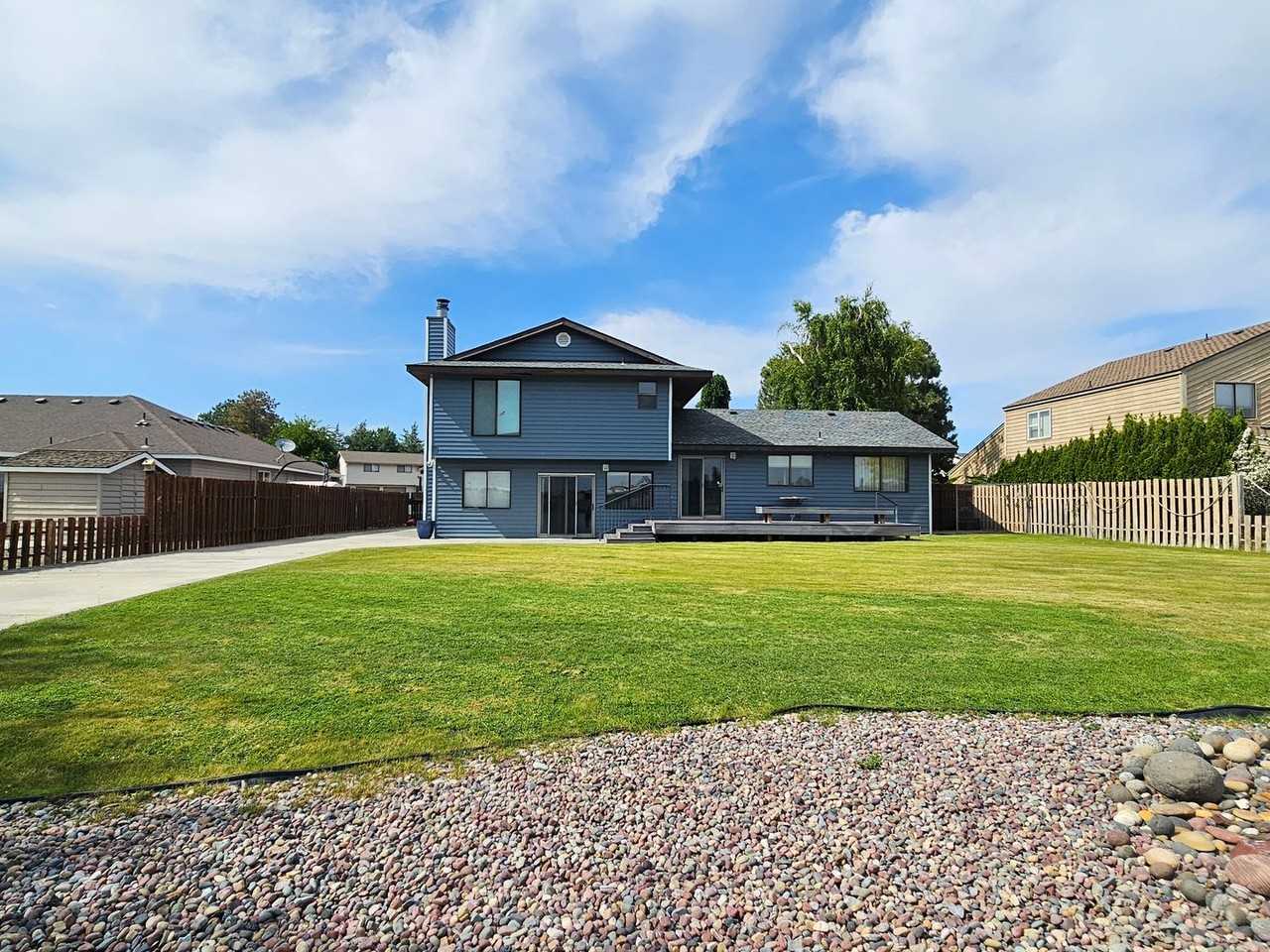 705 Edgewater Ln - Photo 2 of 22