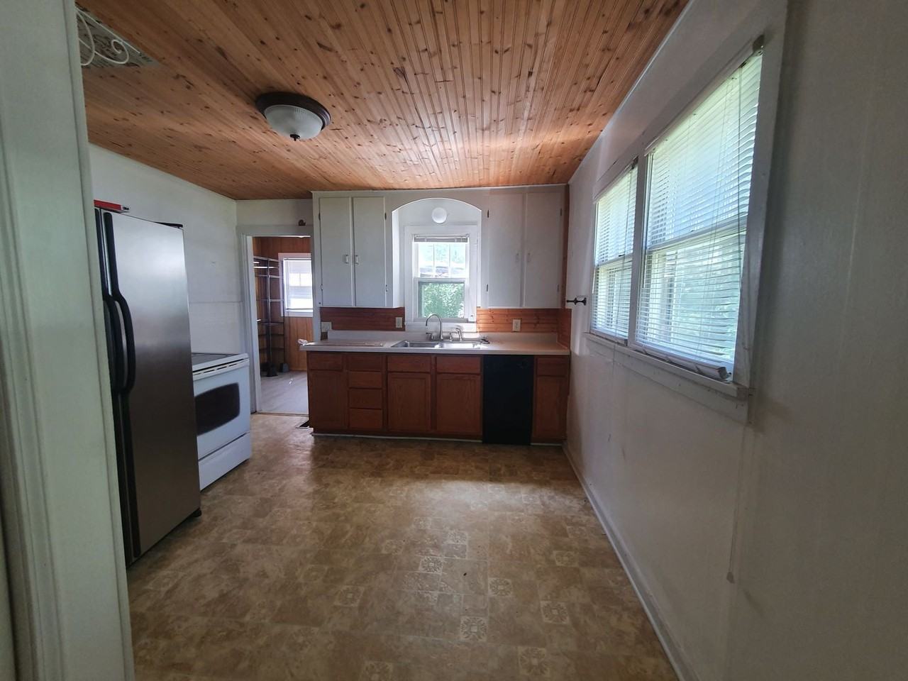 1411 Leroy St - Photo 2 of 8
