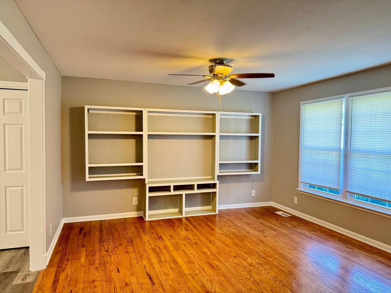 389 Elaine Dr - Photo 4 of 27