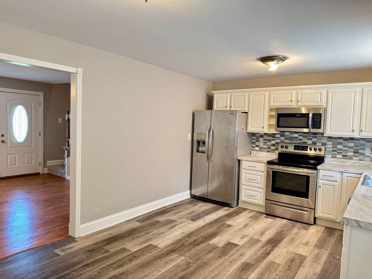 389 Elaine Dr - Photo 5 of 27
