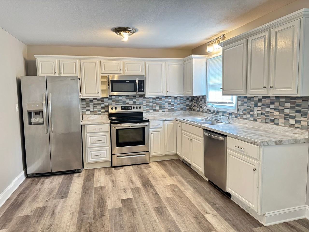 389 Elaine Dr - Photo 6 of 27