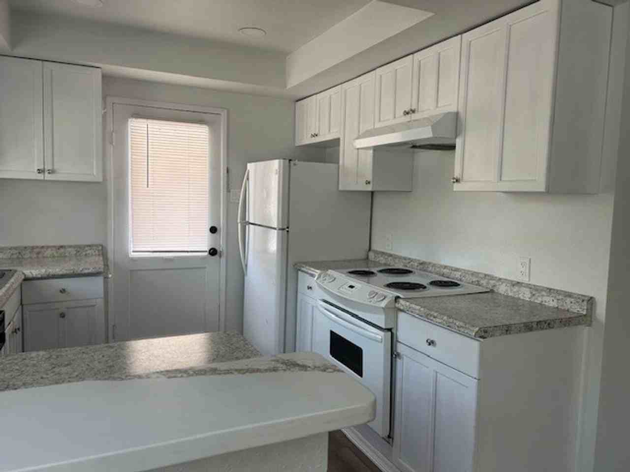 587 W Pine St - Photo 2 of 10